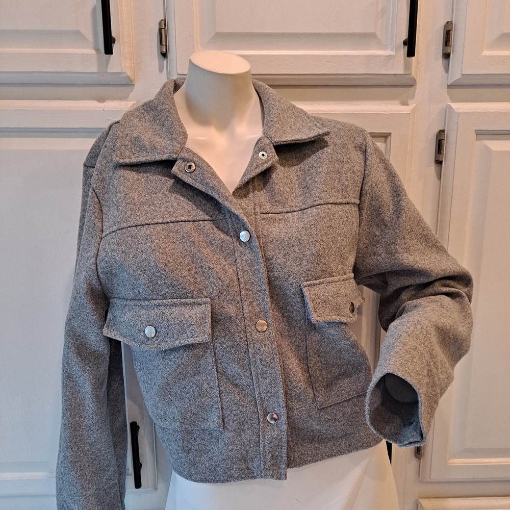 Lypobala Gray Utility Crop Jacket Shacket Lightweight with Snap Patch Pockets